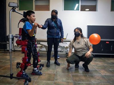 Robot Exoskeleton Canggih, Anak Lumpuh Bisa Jalan Sendiri