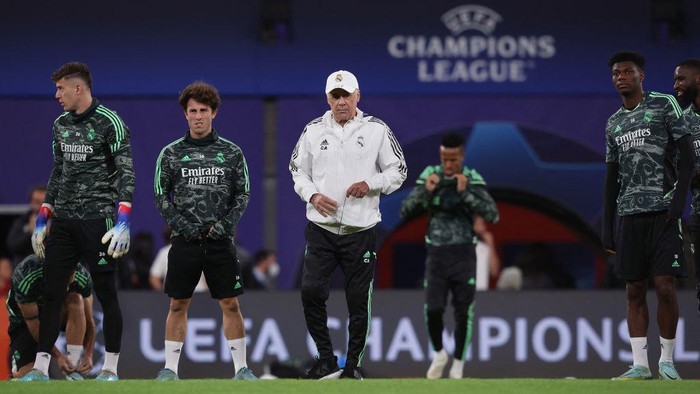 Real Madrids Italian coach Carlo Ancelotti (C) oversees a training session of his players on the eve of the UEFA Champions League Group F football match between RB Leipzig and Real Madrid, at the RB Leipzig Football Academy in Leipzig, eastern Germany on October 24, 2022. (Photo by Ronny Hartmann / AFP) (Photo by RONNY HARTMANN/AFP via Getty Images)