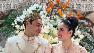 7 Senyuman Bahagia Chelsea Islan Usai Dilamar Rob Cardinal