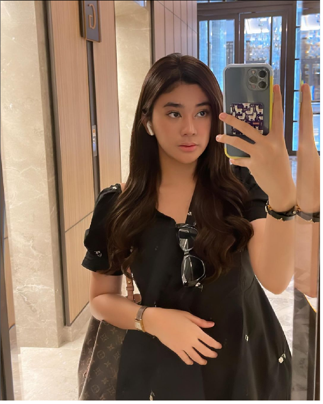 Kini saat dirinya meraih sukses sebagai penjual ikan dan obat pelangsing, Clara Shinta diterpa gosip sebagai selingkuhan. Sebuah unggahan di media sosial menyebutnya sebagai selingkuhan pria beristri.  Foto: Dok. Instagram Clara Shinta