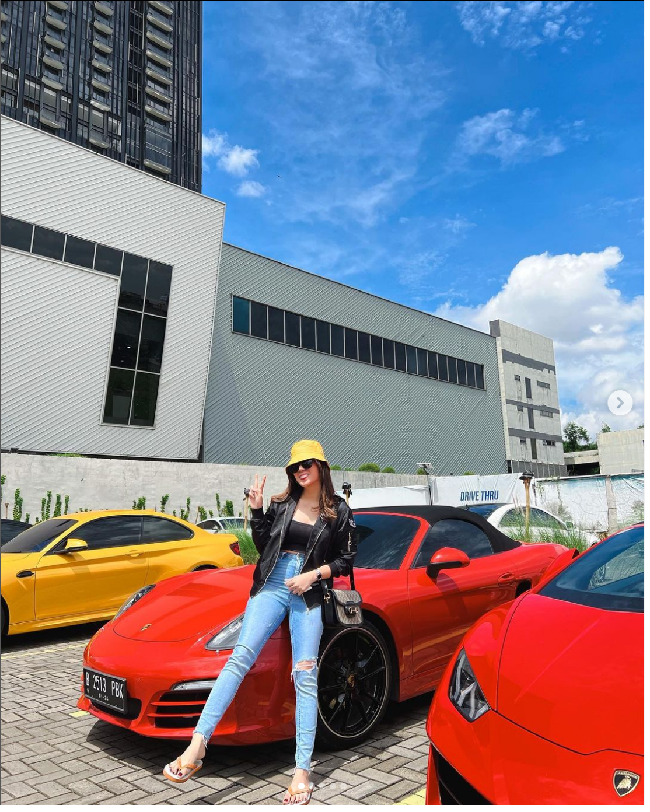 Disebut berpenghasilan miliaran rupiah, Clara Shinta mengatakan pesanan ikannya bisa mencapai 5 hingga 6 kontainer per bulannya. Foto: Dok. Instagram Clara Shinta