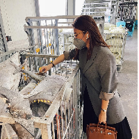 Dalam sejumlah unggahannya, Clara Shinta kerap menyebut dirinya sebagai pedagang ikan. “Temenin Si pedagang mau jualan ikan Hari ini yuk,” tulisnya pada keterangan video di TikTok. Foto: Dok. Instagram Clara Shinta