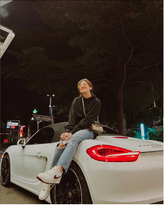 Clara Shinta juga kerap memperlihatkan kesuksesannya di usia muda. Dia berpose dengan sejumlah mobil mewah miliknya mulai dari Alphard hingga Porsche. Foto: Dok. Instagram Clara Shinta
