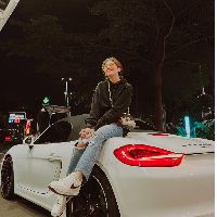 Clara Shinta juga kerap memperlihatkan kesuksesannya di usia muda. Dia berpose dengan sejumlah mobil mewah miliknya mulai dari Alphard hingga Porsche. Foto: Dok. Instagram Clara Shinta