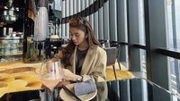 Sosok yang dikenal sebagai business woman sukses ini sedang menikmati makanan dengan pengiring cocktail. Ia pun mengucapkan terima kasih pada followers-nya yang sudah menjadikan ia panutan.