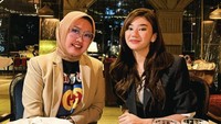 Dalam sebuah jamuan makan resmi, Clara Shinta sedang berbincang dengan rekan bisnisnya. Kira kira ngomongin apa ya ??? Pasti ga ada yang bisa tebak, katanya di keterangan foto.