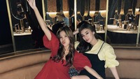 Santai di bar bersama temannya, Clara Shinta tak melewatkan foto. Mereka tampak kompak menggunakan sepatu bermodel sama.