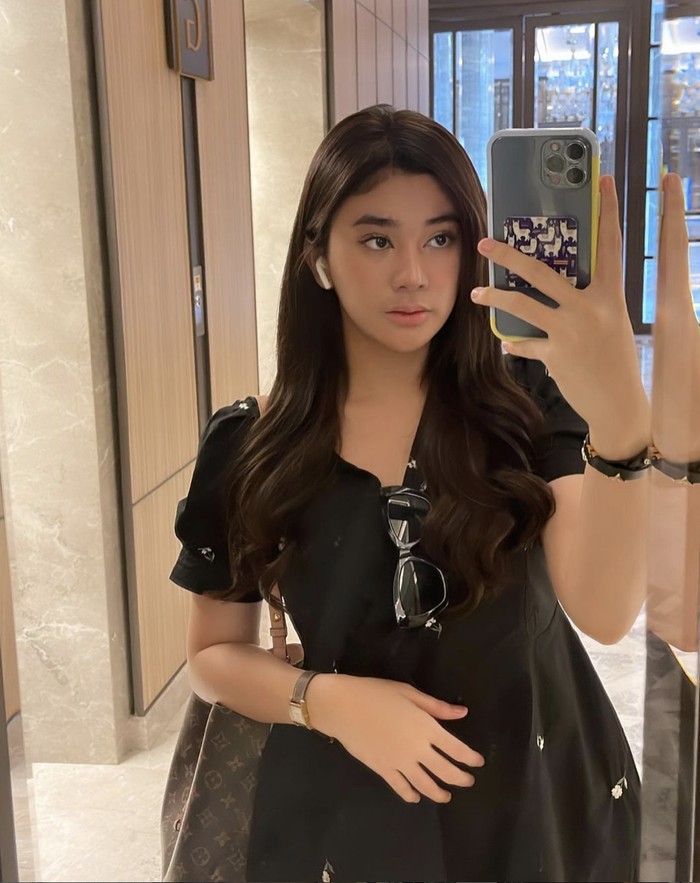 Clara Shinta, Selebgram yang Sering Kulineran dan Santai di Kafe Clara Shinta, Selebgram yang Sering Kulineran dan Santai di Kafe