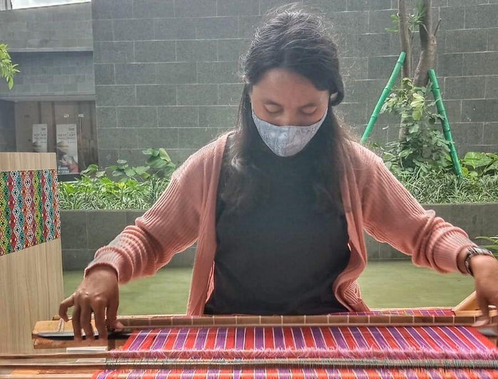 Dessy Ratna Penenun Lulusan Program Ditjen Dikti Vokasi