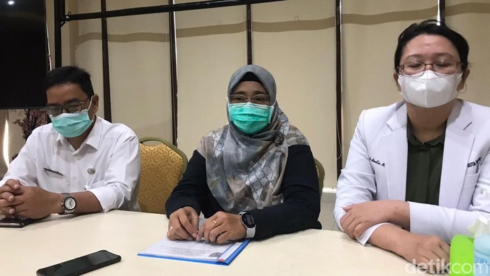Direktur Utama RSUD Kota Depok, Devi Maryori, saat jumpa pers di Depok