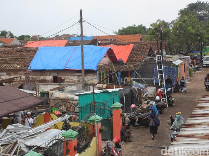 Dusun Mlaten Sidoarjo pascaputing beliung dan musala yang tetap utuh
