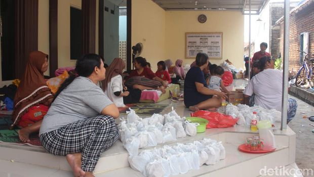 Dusun Mlaten Sidoarjo pascaputing beliung dan musala yang tetap utuh