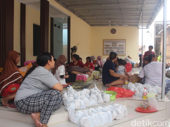 Dusun Mlaten Sidoarjo pascaputing beliung dan musala yang tetap utuh