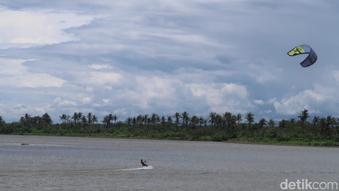 Event kitesurfing exhibition di Pantai Depok, Bantul, Selasa (25/10/2022).