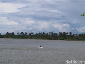 Serunya Kitesurfing Exhibition di Laguna Pantai Depok Bantul