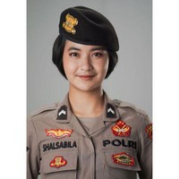 Shalsabila Lestari Putri Suteja yang berasal dari Lombok Timur, terpilih sebagai Putri Indonesia Nusa Tenggara Barat (NTB) dan mengikuti pemilihan Puteri Indonesia 2020. Sosoknya menjadi sorotan usai kerap mengunggah kegiatannya sehari-hari menjadi polwan. Bagaimana ceritanya wanita yang akrab disapa Putri itu bisa mengikuti ajang Puteri Indonesia 2020 dengan mewakili daerahnya NTB? Dan apa yang membuatnya memutuskan menjadi Polwan? Wolipop sudah mewawancarai Putri untuk mengetahui kisahnya. Foto: Dok. Instagram @sputri.s.