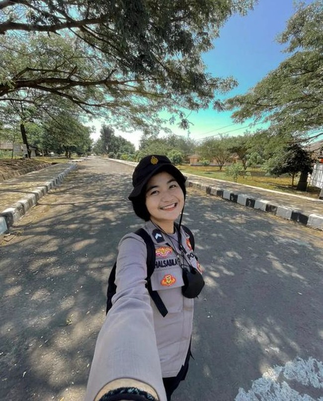Wanita yang akrab disapa Putri ini menjalani pekerjaannya sebagai Polisi Wanita (Polwan) sambil kuliah di jurusan hukum Universitas Terbuka Mataram. Dia merupakan lulusan SMAN 1 Selong, Lombok Timur. Aku lulus di tahun 2020 (zaman COVID-19). Saat ini aku memutuskan kuliah di Universitas Terbuka Mataram jurusan hukum, karena tahu belajar bangku perkuliahan akan mendukung pekerjaanku saat ini, aku masuk sekitar bulan September lalu, ungkap Putri kepada Wolipop. Foto: Dok. Instagram @sputri.s.