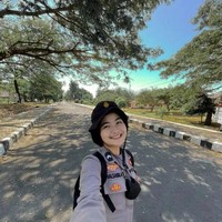 Wanita yang akrab disapa Putri ini menjalani pekerjaannya sebagai Polisi Wanita (Polwan) sambil kuliah di jurusan hukum Universitas Terbuka Mataram. Dia merupakan lulusan SMAN 1 Selong, Lombok Timur. Aku lulus di tahun 2020 (zaman COVID-19). Saat ini aku memutuskan kuliah di Universitas Terbuka Mataram jurusan hukum, karena tahu belajar bangku perkuliahan akan mendukung pekerjaanku saat ini, aku masuk sekitar bulan September lalu, ungkap Putri kepada Wolipop. Foto: Dok. Instagram @sputri.s.