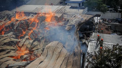 Foto Udara Api Melahap Gudang Triplek di Bandung