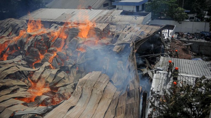 Foto udara gudang triplek yang terbakar di Jalan Soekarno-Hatta, Cijagra, Bandung, Jawa Barat, Selasa (25/10/2022). Kebakaran yang belum diketahui penyebabnya sejak Senin (24/10/2022) pukul 20.30 hingga Selasa pukul 09.30 belum dapat di padamkan karena banyaknya material kayu yang mudah terbakar. ANTARA FOTO/Raisan Al Farisi/hp.