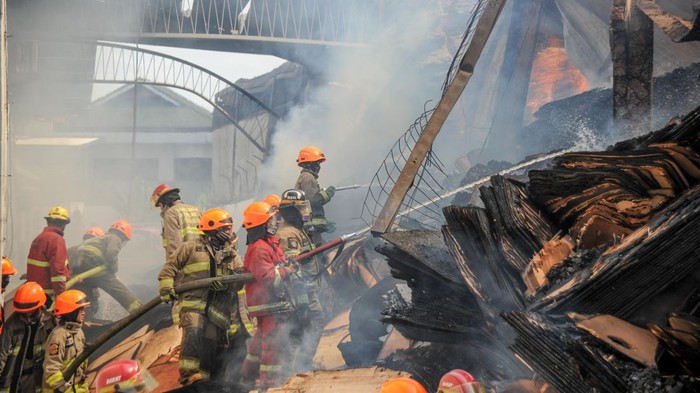 Foto Udara Api Melahap Gudang Triplek di Bandung Foto udara gudang triplek yang terbakar di Jalan Soekarno-Hatta, Cijagra, Bandung, Jawa Barat, Selasa (25/10/2022). Kebakaran yang belum diketahui penyebabnya sejak Senin (24/10/2022) pukul 20.30 hingga Selasa pukul 09.30 belum dapat di padamkan karena banyaknya material kayu yang mudah terbakar. ANTARA FOTO/Raisan Al Farisi/hp.