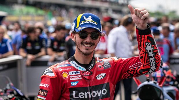 KUALA LUMPUR, MALAYSIA - OCTOBER 23: Francesco Bagnaia of Italy and Ducati Lenovo Team thumbs up at parc ferme during the race of the MotoGP PETRONAS Grand Prix of Malaysia at Sepang Circuit on October 23, 2022 in Kuala Lumpur, Malaysia. (Photo by Steve Wobser/Getty Images)