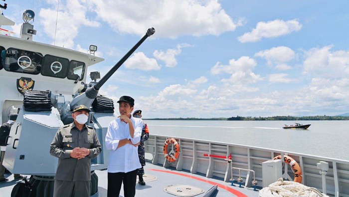 Gaya Jokowi Jajal Jalur Laut ke IKN Nusantara Jokowi mengunjungi Ibu Kota Nusantara (IKN) pada Selasa, 25 Oktober 2022. Kali ini, Presiden dan rombongan menelusuri jalur laut dengan menggunakan KRI Escolar - 871.