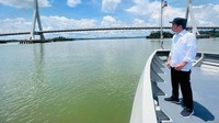 Dalam perjalanan tersebut, Presiden dan rombongan melintasi Jembatan Pulau Balang yang menghubungkan Balikpapan dan IKN.