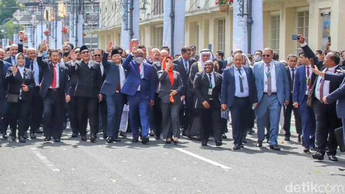 Gubernur Jawa Barat Ridwan Kamil turut mendampingi para delegasi negara Organisasi Kerjasama Islam (OKI) saat mengikuti agenda historical walk di Jalan Asia Afrika, Kota Bandung.
