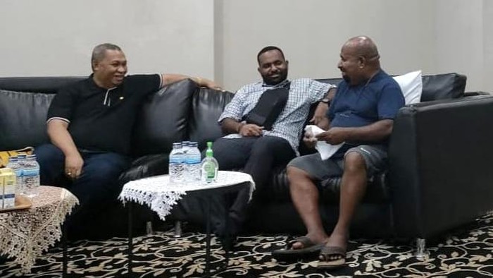 Gubernur Papua Lukas Enembe saat membahas rencana kunjungan KPK ke Jayapura.