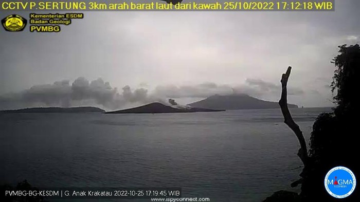 Gunung Anak Krakatau erupsi (dok PVMBG)