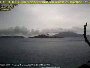 Gunung Anak Krakatau 5 Kali Erupsi Selama 2 Hari