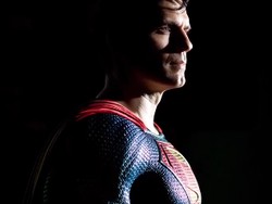 Snyder Bikin Panas Massa, Sebut Henry Cavill Adalah Superman