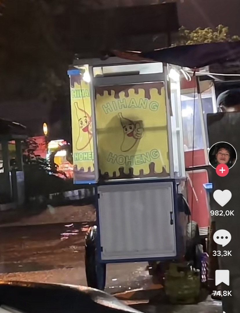 Hihang Hoheng, penjual pisang goreng viral.