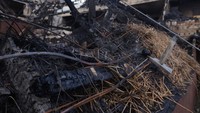 Penampakan bangunan hotel yang hangus terbakar. Hotel tersebut digunakan untuk menampung pengungsi dari Ukraina.