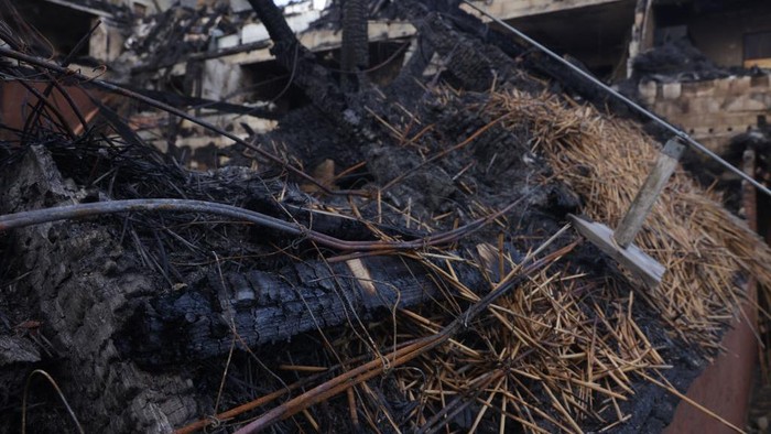 Penampakan bangunan hotel yang hangus terbakar. Hotel tersebut digunakan untuk menampung pengungsi dari Ukraina.