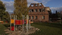 Halaman belakang hotel terdapat playground untuk anak-anak. Hotel tersebut menampung sebanyak 14 pengungsi dari Ukraina, termasuk lima anak.