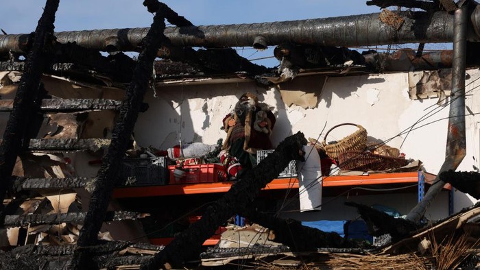 Hotel Penampungan Warga Ukraina di Jerman Kebakaran, Begini Kondisinya Barang-barang milik salah satu penghuni hotel yang terlihat di sela reruntuhan bangunan. Saat ini, polisi sedang menyelidiki pembakaran.