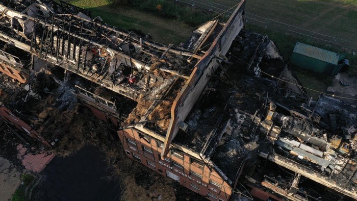 Pemandangan dari atas memperlihatkan sebuah hotel yang terbakar. Hotel ini terletak di dusun Gross Stroemkendorf dekat Wismar, Jerman terbakar, Senin (24/10/2022).