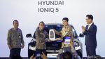 Hyundai Serahkan Kendaraan Listrik Genesis G80 dan Ioniq untuk G20