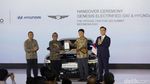 Hyundai Serahkan Kendaraan Listrik Genesis G80 dan Ioniq untuk G20