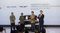 President of Hyundai Motor Asia Pacific Headquarters, Youngtack Lee menyerahkan mobil listrik Hyundai Genesis G80 untuk mendukung pelaksanaan G20 kepada Menteri Sekretaris Negara Pratikno di Senayan, Jakarta, Selasa (25/10/2022).