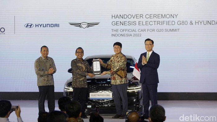 Hyundai Serahkan Kendaraan Listrik Genesis G80 dan Ioniq untuk G20 President of Hyundai Motor Asia Pacific Headquarters, Youngtack Lee menyerahkan mobil listrik Hyundai Genesis G80 untuk mendukung pelaksanaan G20 kepada Menteri Sekretaris Negara Pratikno di Senayan, Jakarta, Selasa (25/10/2022). Mobil itu untuk mendukung pelaksanaan KTT G20 Bali.