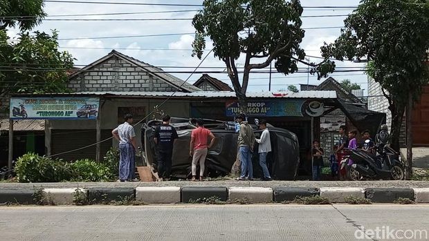 innova terguling di lamongan