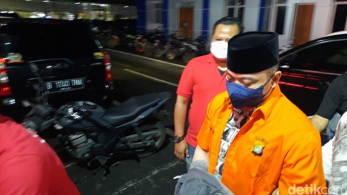 Irjen Teddy Minahasa selesai diperiksa sebagai tersangka narkoba di Polda Metro Jaya (Yogi Ernes/detikcom)