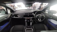 Masuk ke bagian dalam, Jaguar I-Pace menawarkan pengalaman mewah kepada pengemudi dan penumpang. Karuan saja, aroma kabinnya sangat segar, selain itu dasbor dan kursinya dilapisi leather seats premium dengan sentuhan elegan. Foto: Septian Farhan Nurhuda / detik.com
