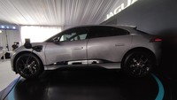 PT JLM mengaku telah lama ingin menghadirkan Jaguar I-Pace di Indonesia. Sebab, selain menggunakan teknologi ramah lingkungan, kendaraan tersebut memiliki tampilan yang memikat mata. Foto: Septian Farhan Nurhuda / detik.com