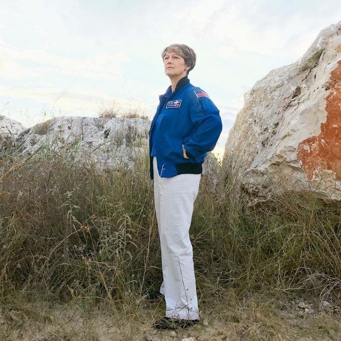 Jajaran Perempuan Berprestasi Serba Pertama Ini adalah Eileen Collins, wanita pertama yang pergi ke statiun luar angkasa. Colling menjadi astronot pada 1991 dan pensiun pada 2006.