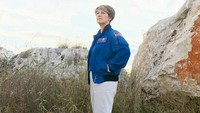 Ini adalah Eileen Collins, wanita pertama yang pergi ke statiun luar angkasa. Colling menjadi astronot pada 1991 dan pensiun pada 2006.