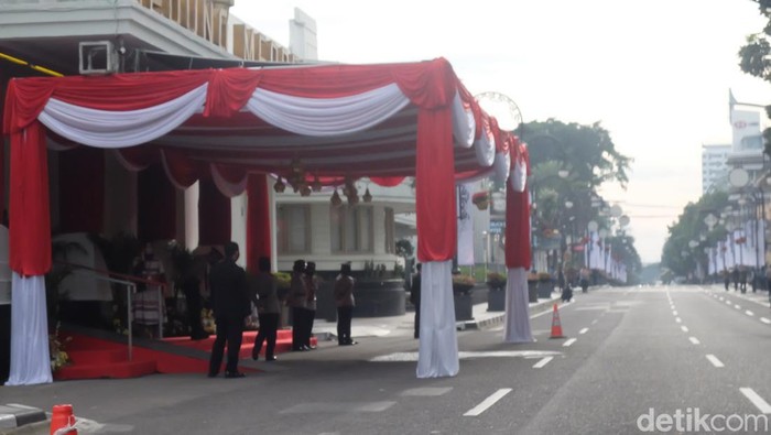 Jalan Asia Afrika Kota Bandung mulai disterilkan jelang acara pembukaan OKI 2022
